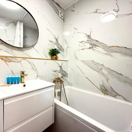 Powstancow Slaskich Lavish By Bookinghost Apartman Wrocław