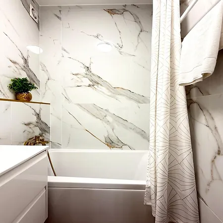 Powstancow Slaskich Lavish By Bookinghost Apartman Wrocław